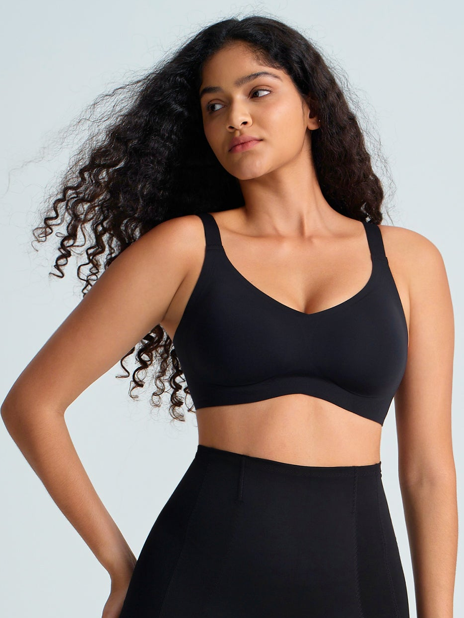 Woman wearing a full coverage wireless bra. The brand is Baerely who supports full coverage wireless bras for women.